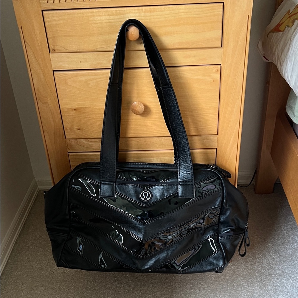 Lululemon Urban Sanctuary Duffle Bag special edition glossy - Great condition
